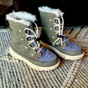 Explorer™ Lace Waterproof Boot | Little Girl size 13 | Stone Green/White Peach